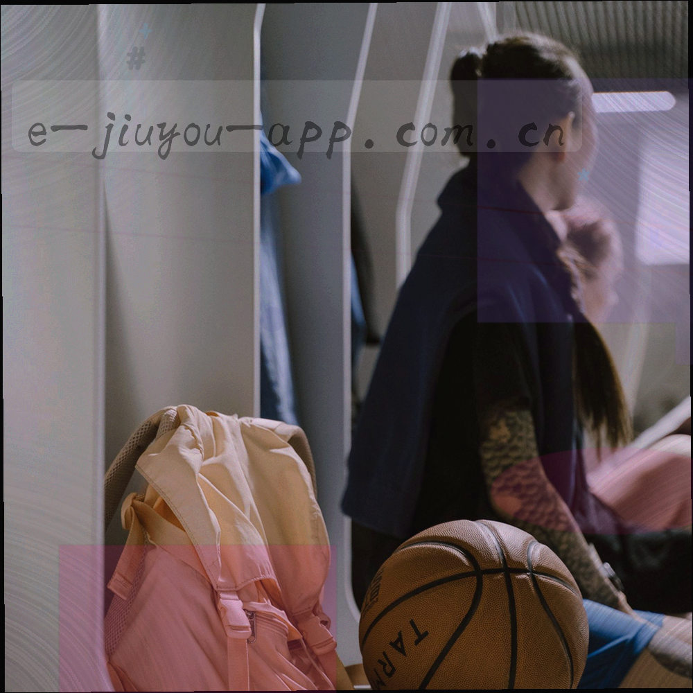 手机握持姿态的暗部特写，屏幕光映出冷青色数据界面反光